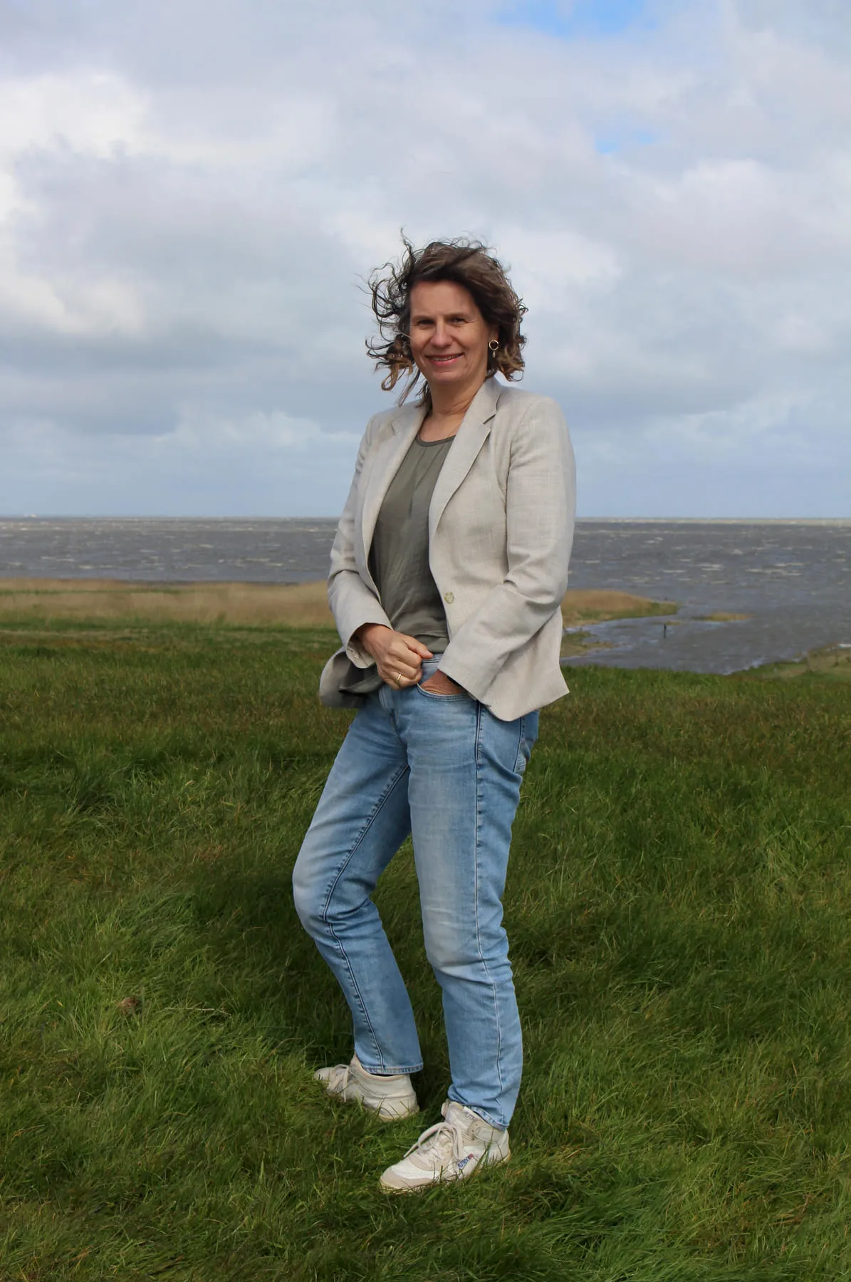 Jeaneth van Dijk, buiten aan het water
